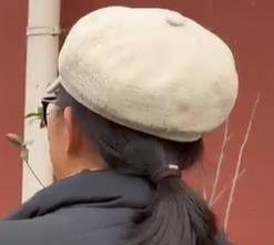 太夸张！上海人比比谁家楼下井盖多！有人家门口100个<strong></p>
<p>和而泰股票</strong>，“走路难！到处都像贴膏药”...