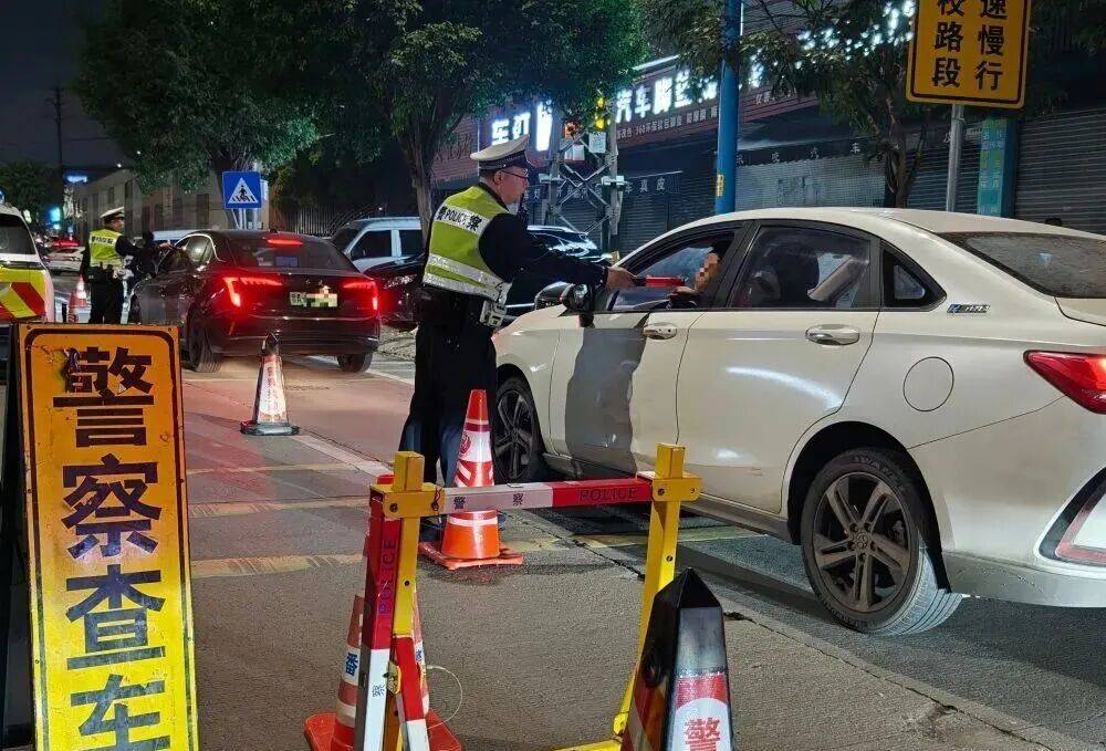 连摔6次<strong></p>
<p>亚盛集团股票</strong>,抢救无效身亡!广东交警:将严查