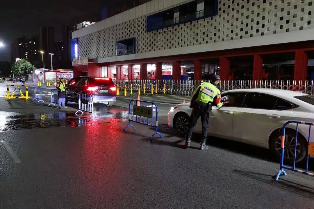 连摔6次<strong></p>
<p>亚盛集团股票</strong>,抢救无效身亡!广东交警:将严查