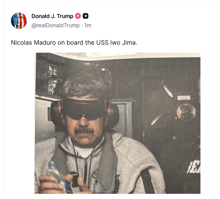 现场视频曝光：马杜罗戴着脚镣走下飞机，在美国联邦探员的包围下进入机库