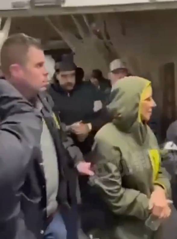 马杜罗现身美国缉毒局采指纹<strong></p>
<p>金证股份股票</strong>，英语、西班牙语切换和众人打招呼，疑似左腿受伤