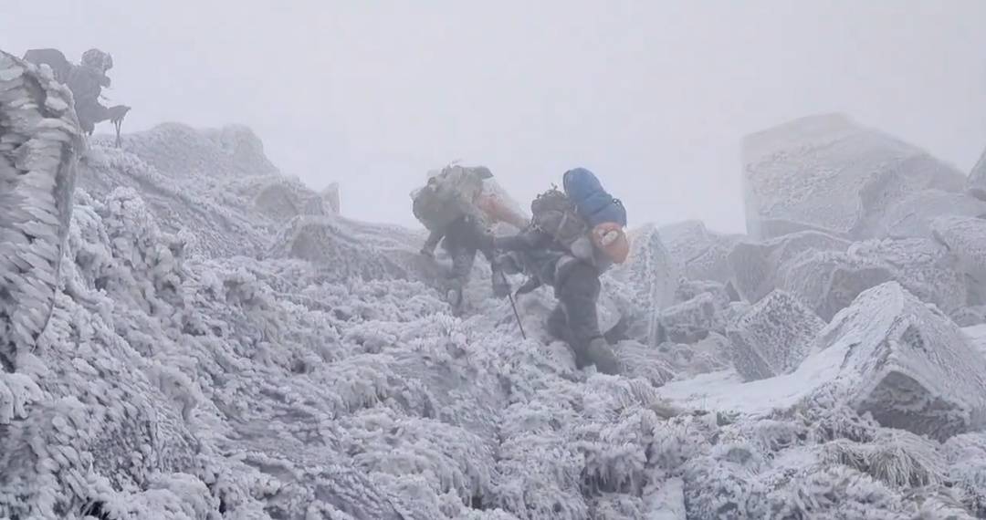 5人违规穿越，2死1坠崖！悲剧再次上演，已禁8年的鳌太线，为何总有人拿命闯关？