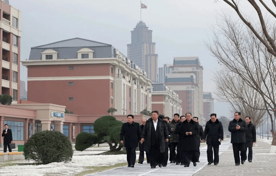 朝鲜“万套住宅”震撼亮相<strong></p>
<p>红太阳股票</strong>，金正恩莅临现场指导感叹：潮流之作