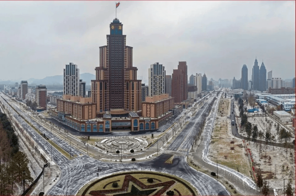 朝鲜“万套住宅”震撼亮相<strong></p>
<p>红太阳股票</strong>，金正恩莅临现场指导感叹：潮流之作