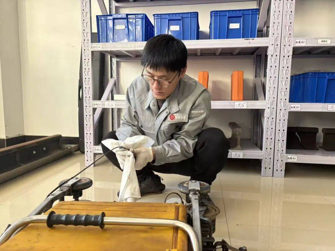 【班组基因 沈阳力量】沈阳地铁“钢轨神探”有一双“火眼金睛”<strong></p>
<p>红太阳股票</strong>！