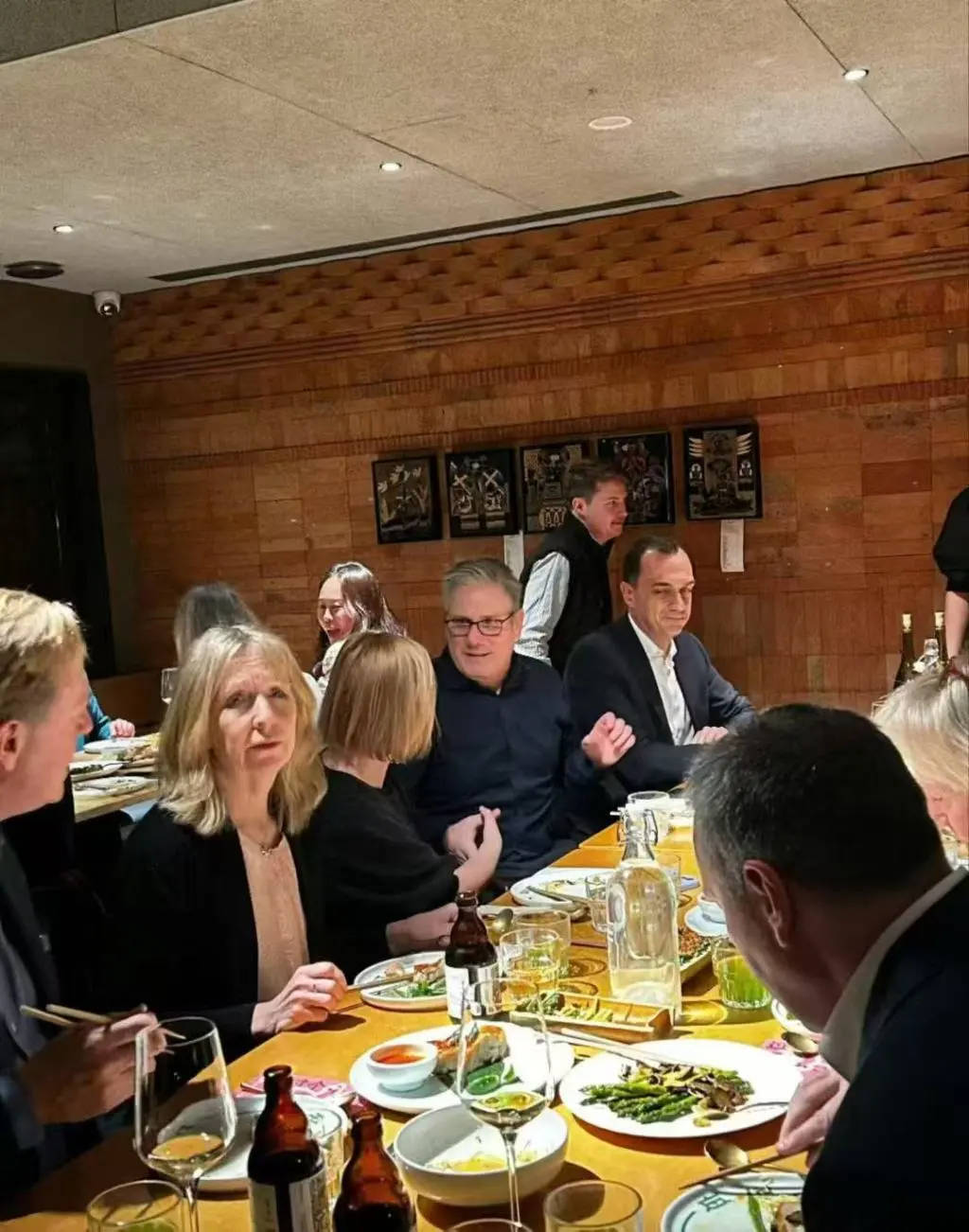 英国首相斯塔默抵达上海<strong></p>
<p>顺发恒业股票</strong>，在参观豫园时体验了沪上名点蝴蝶酥