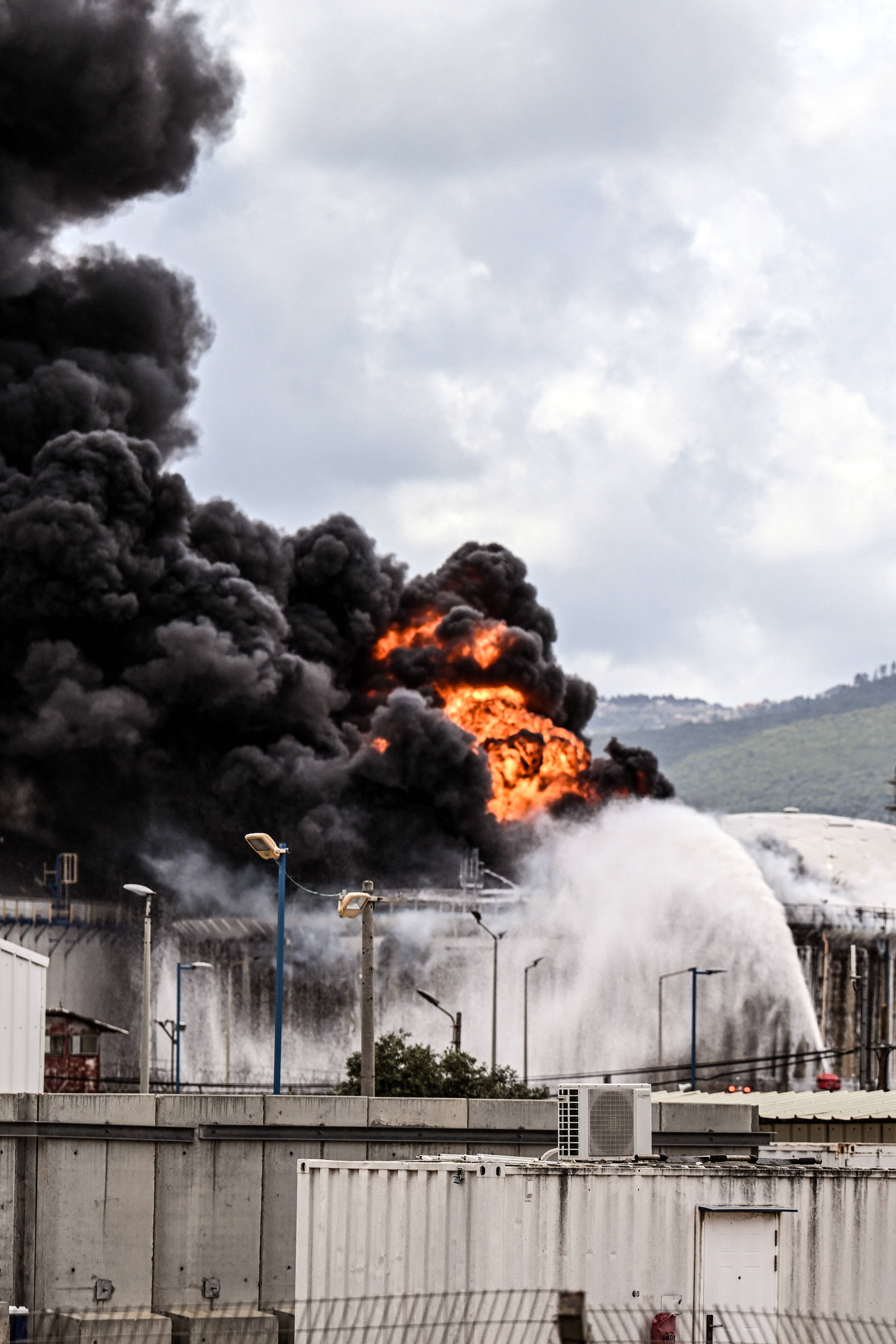 （外代一线）以色列海法炼油厂在导弹袭击中起火